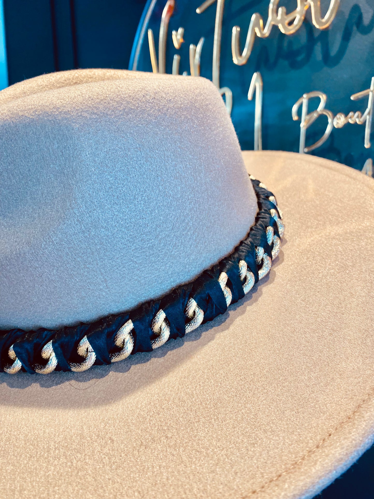 Taupe Adriana hat